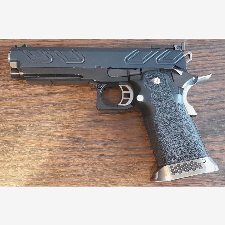 AW Hi-Capa neljällä lippaalla ja salkulla