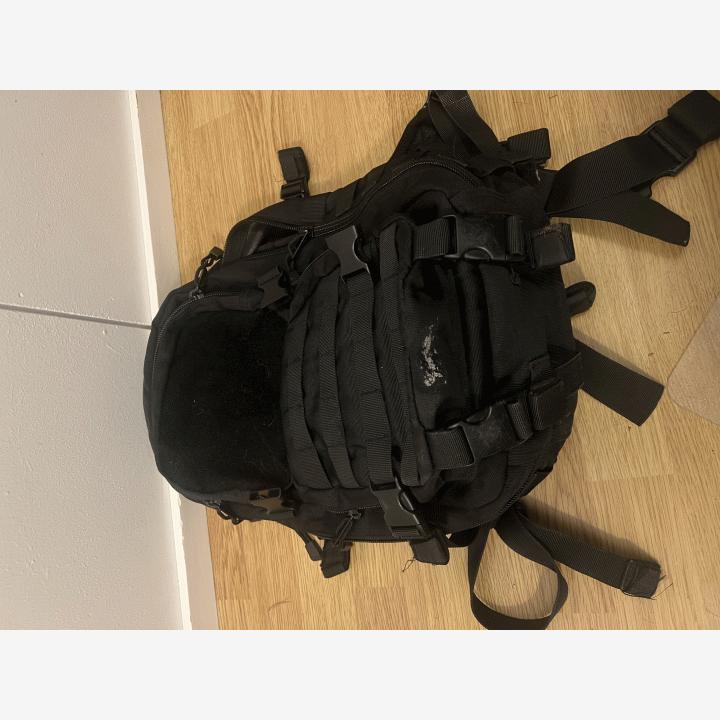 Varusteleka särmä rynnäkköreppu, musta, pieni