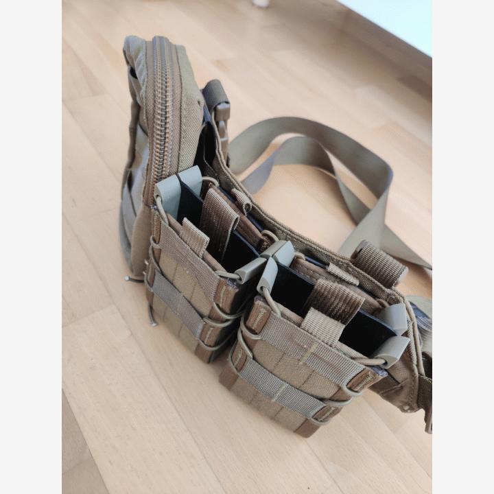 Tactical Taylor Chest Rig + HSGI taskut (coyote brown)