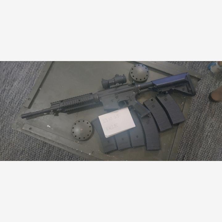 Tippmann M4A1, kuusi lipasta, kaksi miinaa