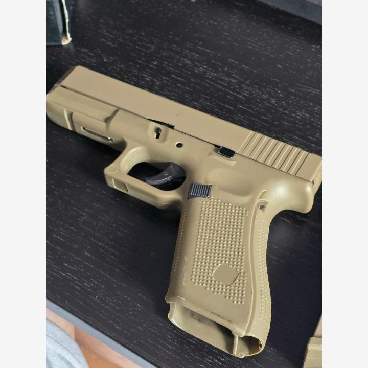 E&C Glock 17 Gen. 5 kahdella lippaalla