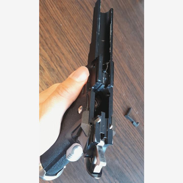 AW Hi-Capa neljällä lippaalla ja salkulla