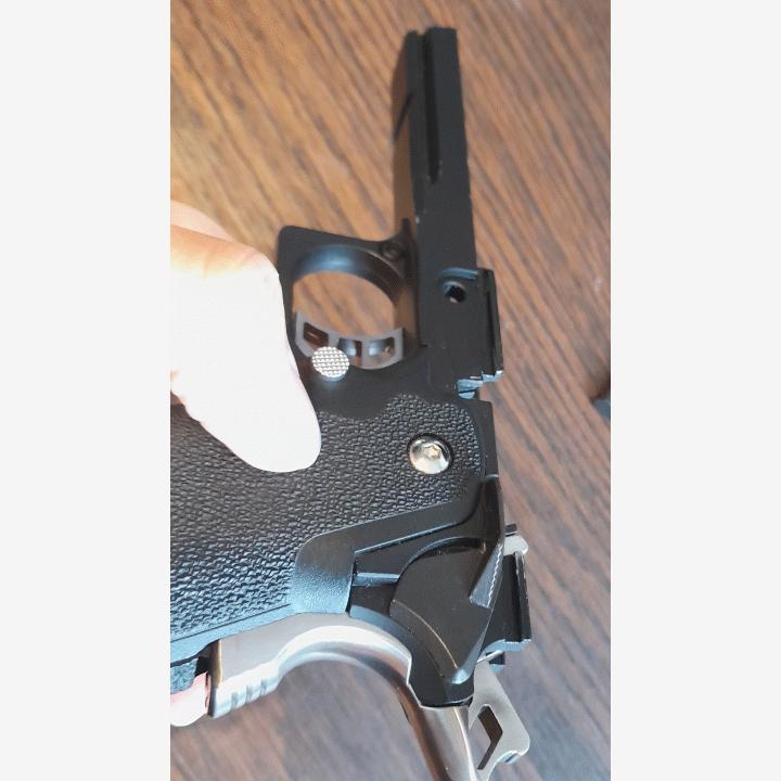 AW Hi-Capa neljällä lippaalla ja salkulla