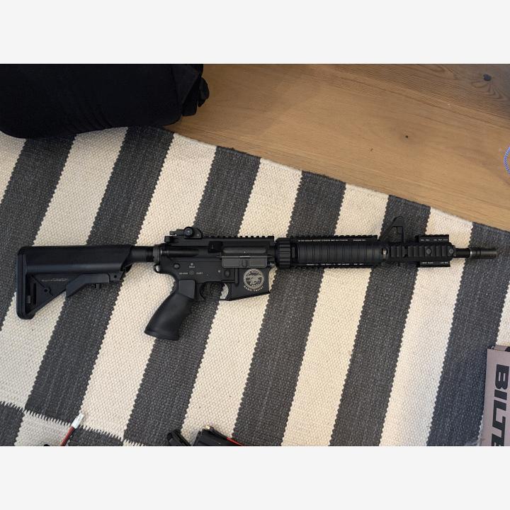 King arms M4 -sarjan sähkötoiminen (AEG) airsoft kivääri ja lisävarusteita