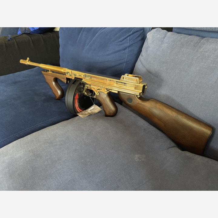 King Arms Thompson M1928 Chicago Gold – 23K kultapinnoitettu erikoismalli