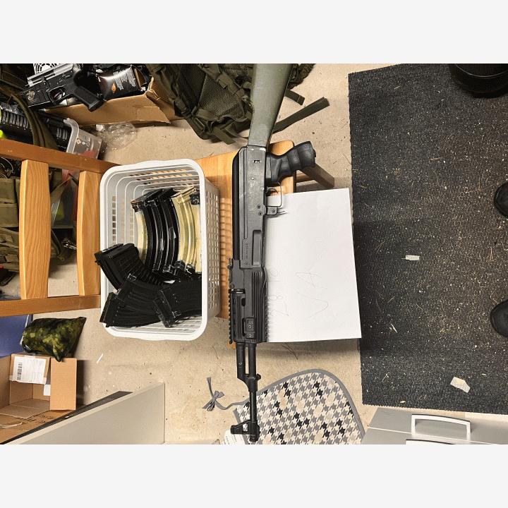 Aseita ja varusteita