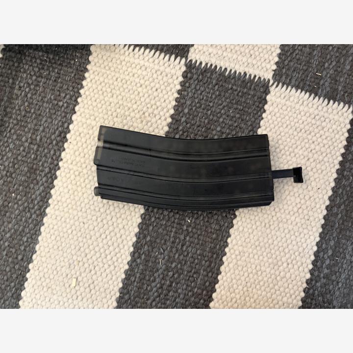 King arms M4 -sarjan sähkötoiminen (AEG) airsoft kivääri ja lisävarusteita