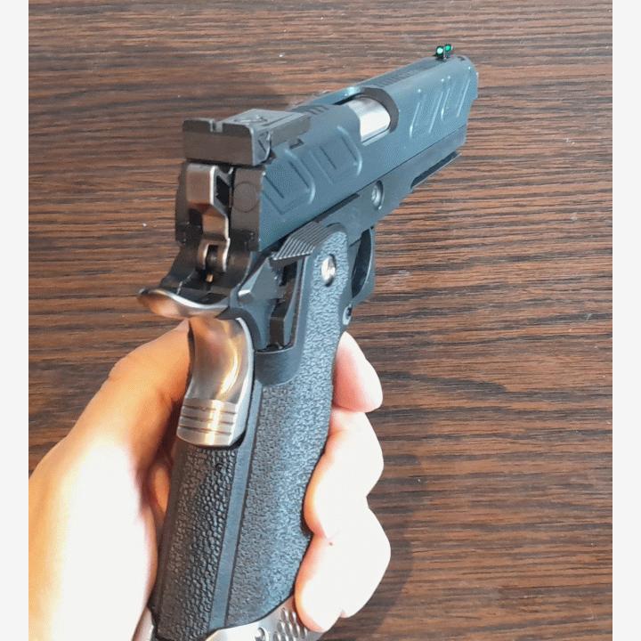 AW Hi-Capa neljällä lippaalla ja salkulla