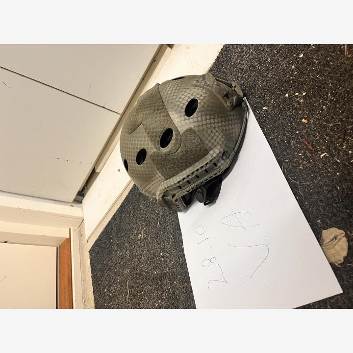 Aseita ja varusteita