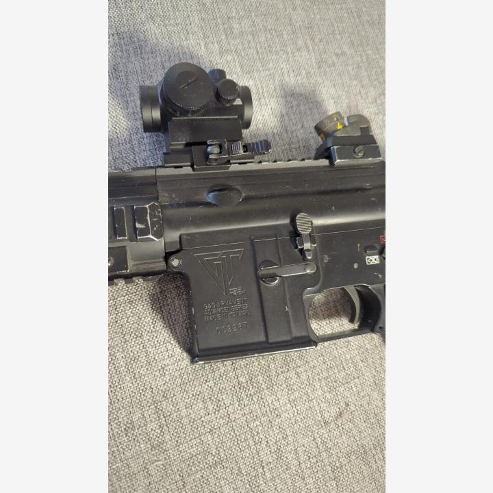 Specna Arms gen.2 416 punapisteellä ja etukahvalla + varusteita