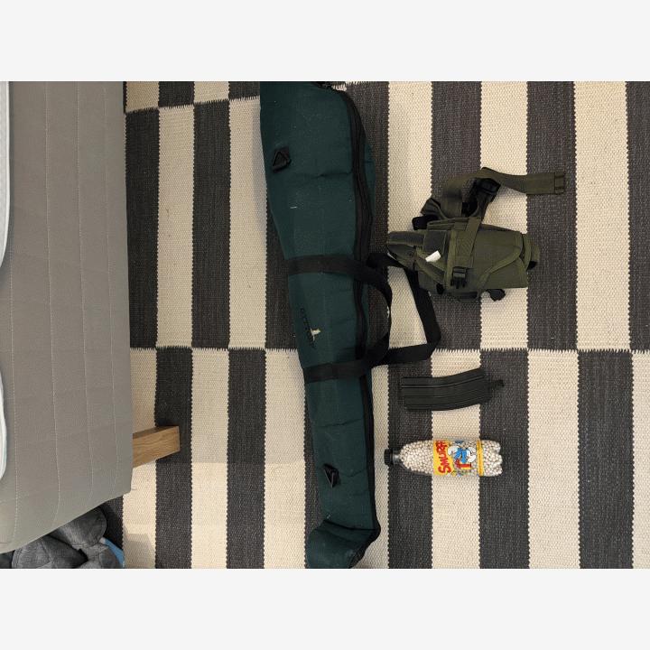 King arms M4 -sarjan sähkötoiminen (AEG) airsoft kivääri ja lisävarusteita