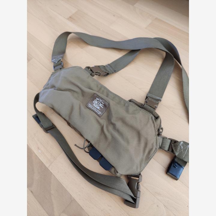 Tactical Taylor Chest Rig + HSGI taskut (coyote brown)