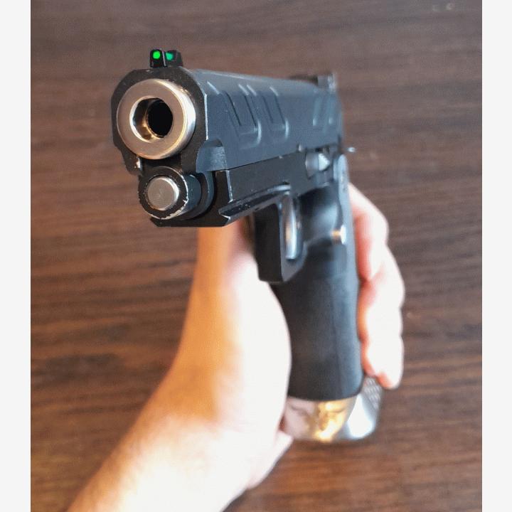 AW Hi-Capa neljällä lippaalla ja salkulla