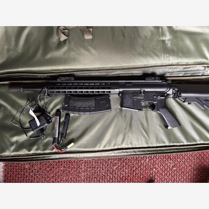 Airsoft aseita ja varusteita