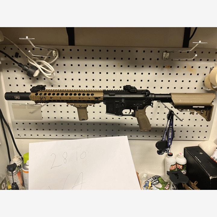 Aseita ja varusteita