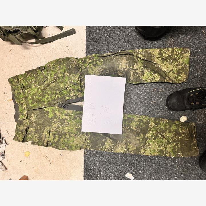 Aseita ja varusteita