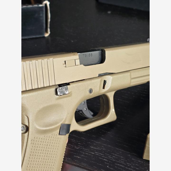 E&C Glock 17 Gen. 5 kahdella lippaalla