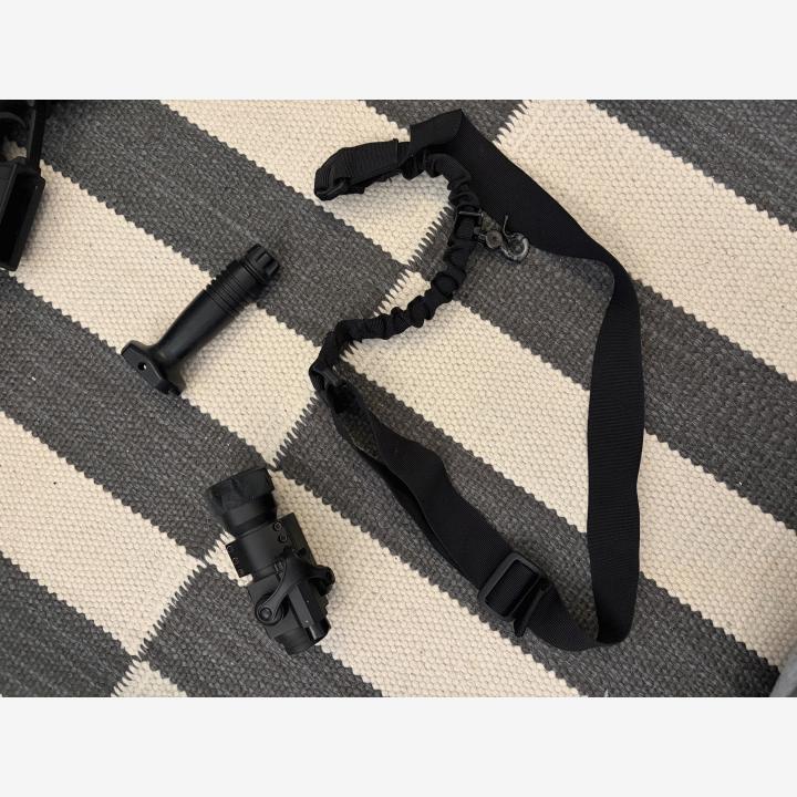 King arms M4 -sarjan sähkötoiminen (AEG) airsoft kivääri ja lisävarusteita