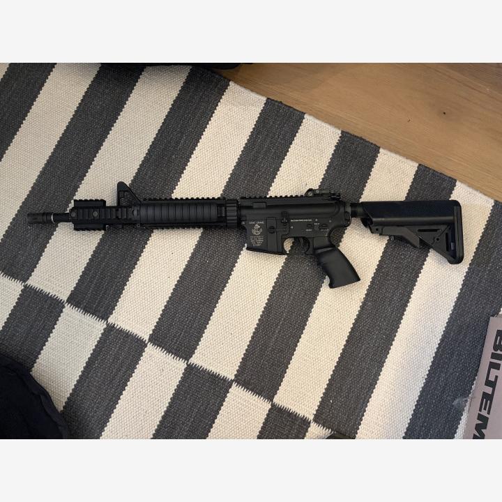 King arms M4 -sarjan sähkötoiminen (AEG) airsoft kivääri ja lisävarusteita