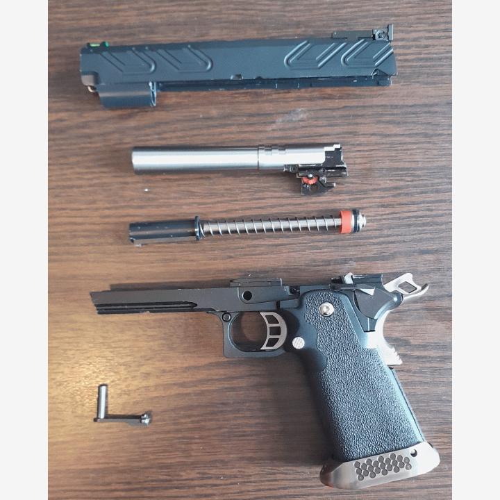 AW Hi-Capa neljällä lippaalla ja salkulla