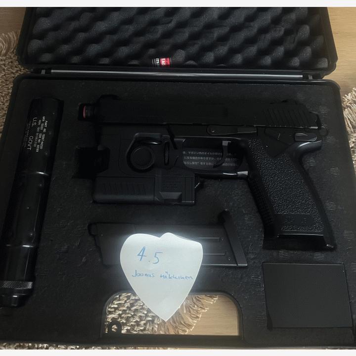 Tokyo Marui SOCOM MK23 airsoft-pistooli kotelossa