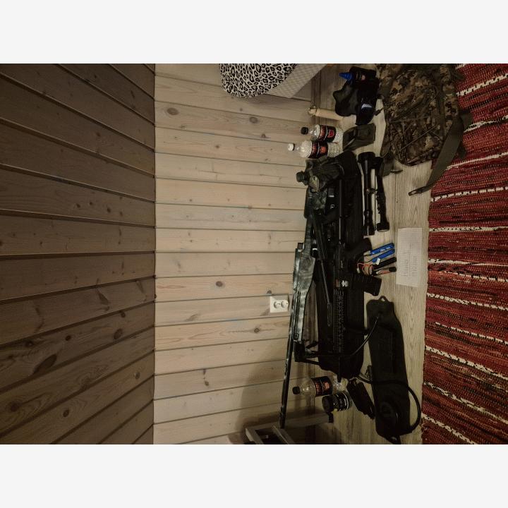 Muutama ase ja sekalaista välineistöä