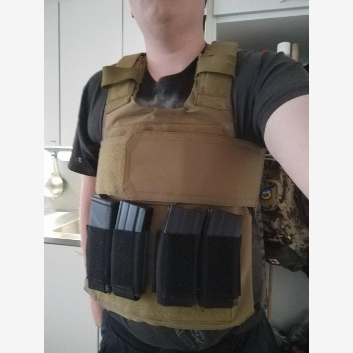 Suojaliivi ja 4 ar lipastaskua