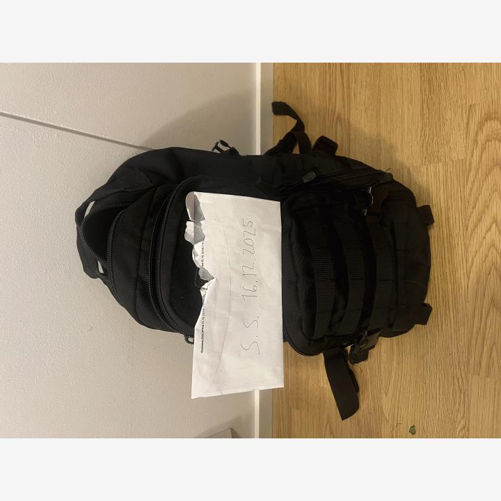 Varusteleka särmä rynnäkköreppu, musta, pieni