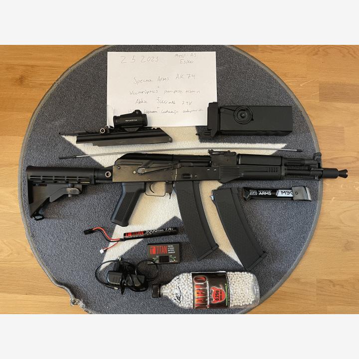 AK 74 Specna Arms + Vector Optics punapistetähtäin + pikalipastin