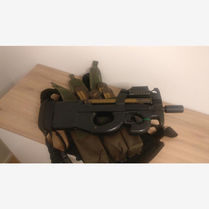 Tokyo Marui P90, 5 lipasta, 3 lipastaskua ja Condorin plate carrier