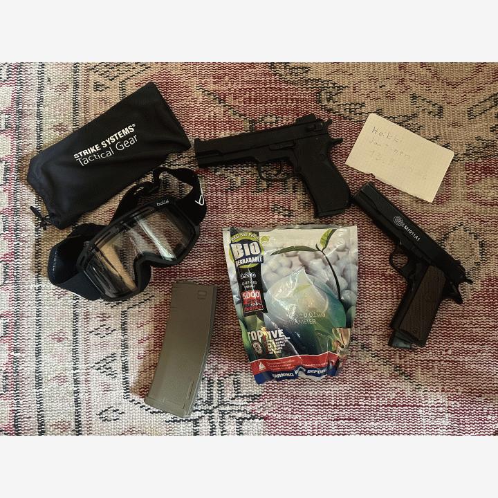 Airsoft-setti: 2× KWC pistooli, Bollé-lasit, Specna Arms lipas + kuulia