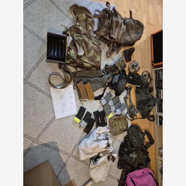 Läjä airsoft-tavaraa
