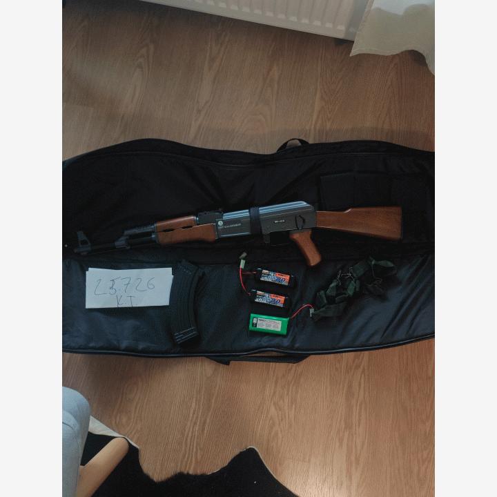 Ak-47 suojapussilla