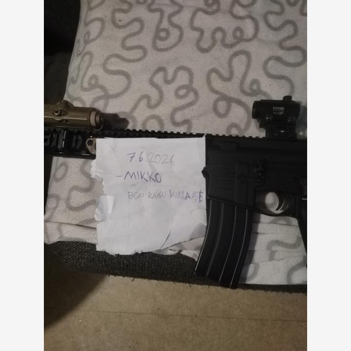 airsoft-paketti: VFC BCM 11.5" GBBR, SomoGear PEQ-15, Focus Sport + kaasu