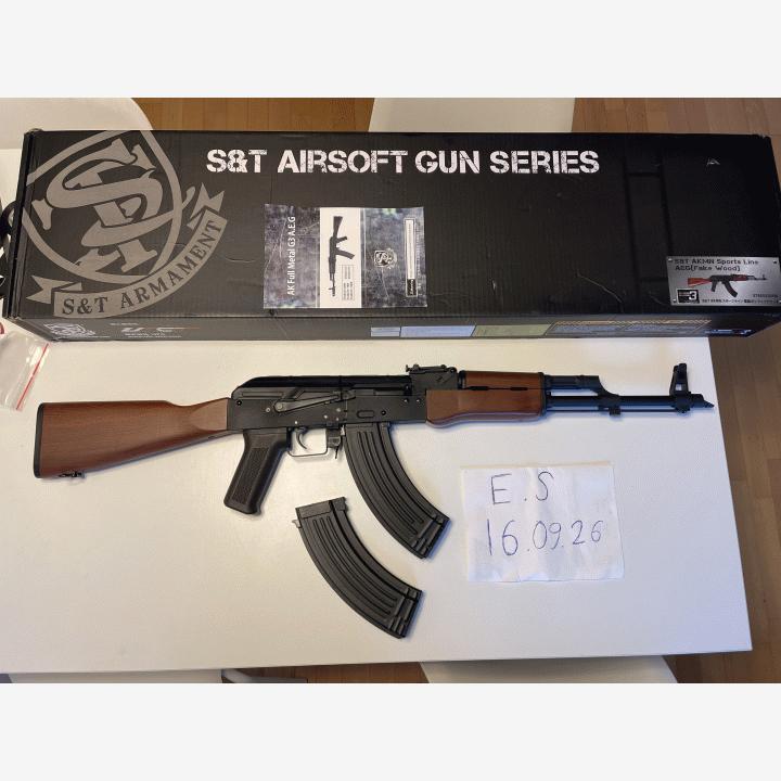 S&T AKM