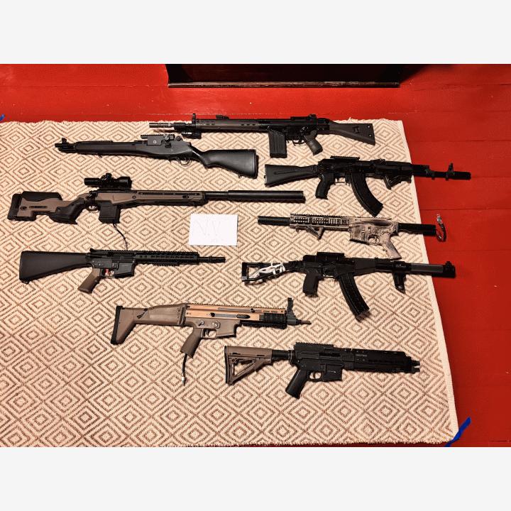 Kaikki ylimääräiset pyssyt pakettina