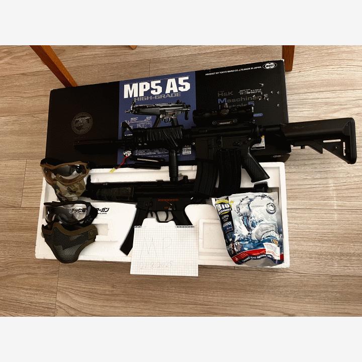 Kaksi sähköasetta ja tavaraa