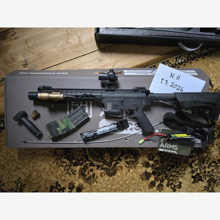 Specna Arms SA-C07 CORE lisätarvikkeineen.