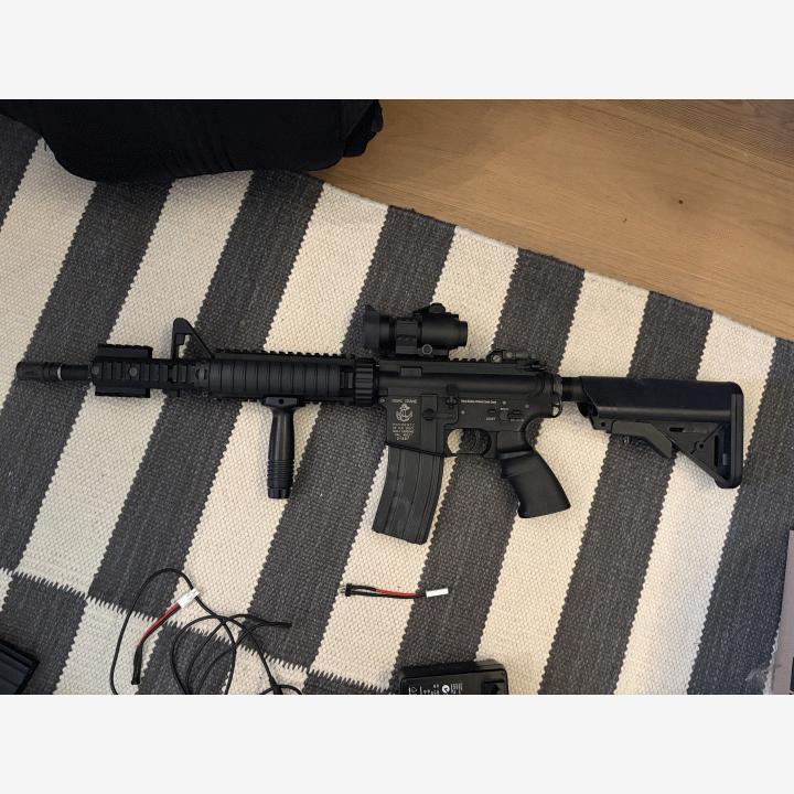King arms M4 -sarjan sähkötoiminen (AEG) airsoft kivääri ja lisävarusteita