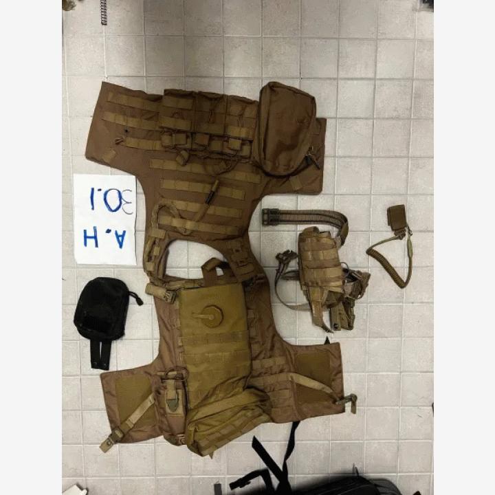 Taisteluliivi kokoa M/L + lisäosia