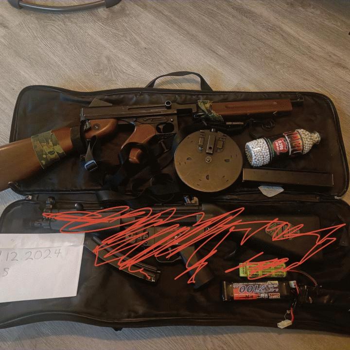 Tokyo Marui M1A1 SMG ja tarvikkeet.