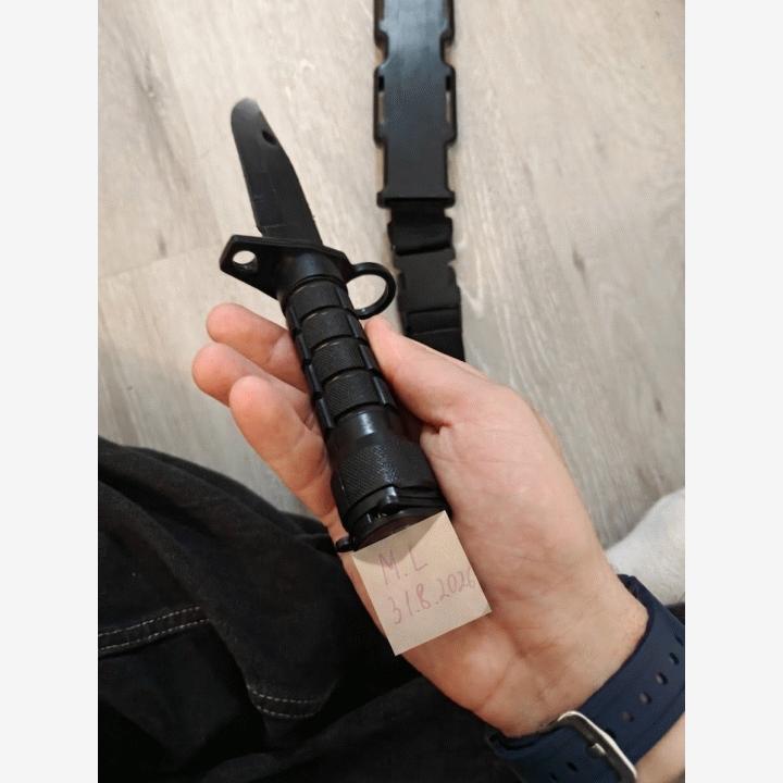 Airsoft kumiveitsi / M9 pistin muovitupella (dummy knife)