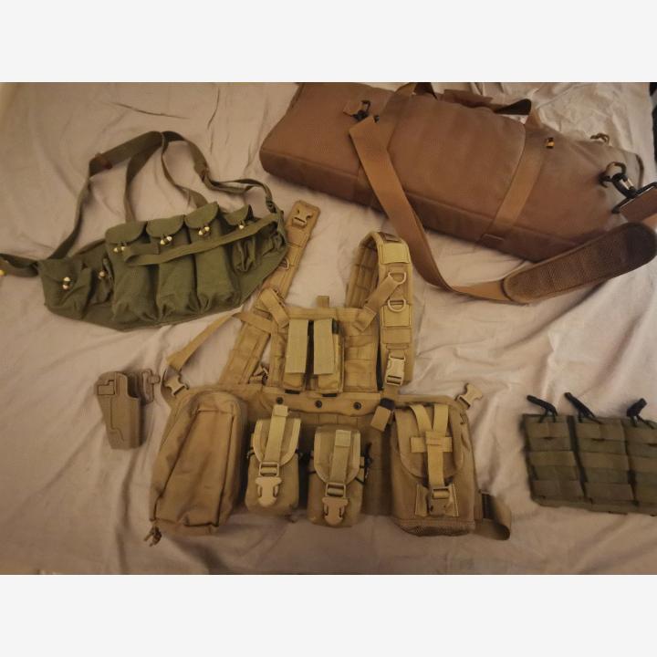 Varusteita muunmuassa tactical tailorin taskuja, aselaukku yms