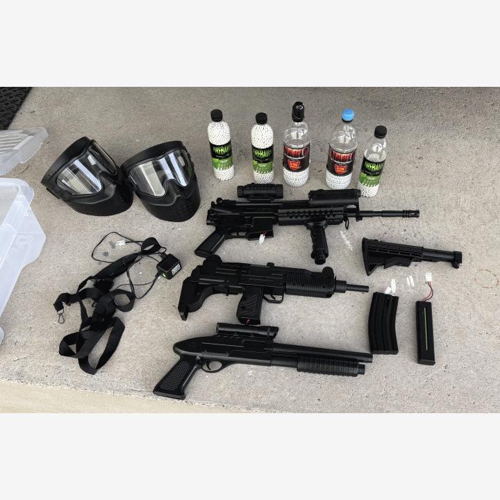 Airsoft-aseita, kuulia ja vähän muita varusteita