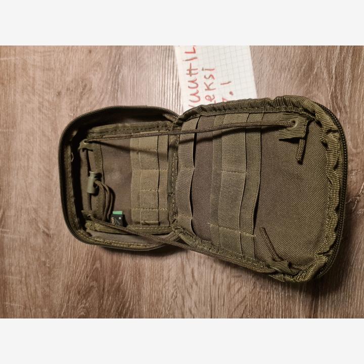 Liivejä sekä taskuja (smersh, usmc)