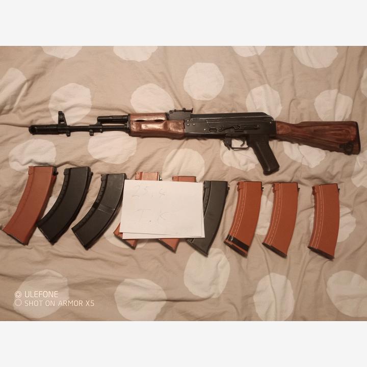 AK 74 Cyma . Metalli ja puu osilla.