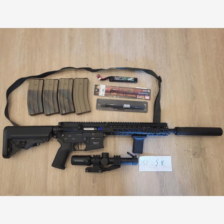 Metallinen m4 ja 4 lipasta