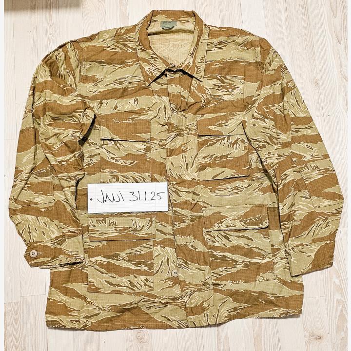 Maastopuvun takkeja, reisitaskushortsit ja shaggy fleece