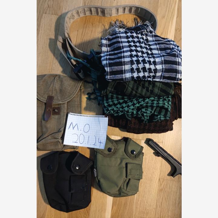 Varusteita: Shemagheja, vyö, kenttäpullotaskuja ym
