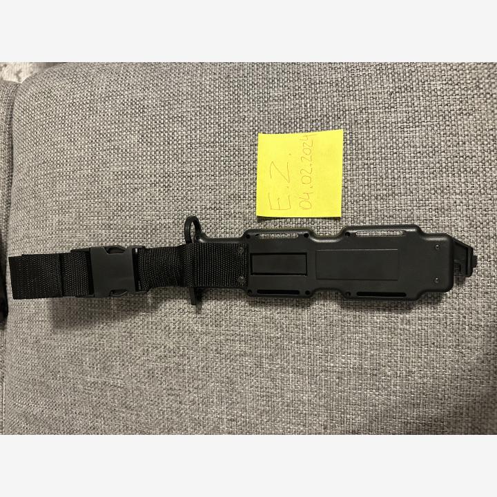 M9 malli. Kumiteräinen veitsi. Muovi kotelo